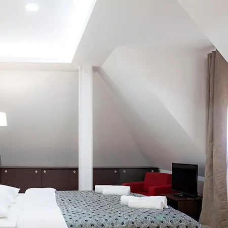 Junior Hotel